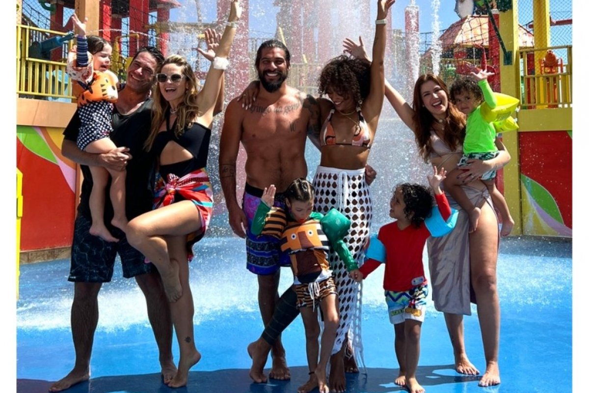 Sheron Menezzes aproveitou os dias de descanso no Beach Park ao lado da família e amigos 
