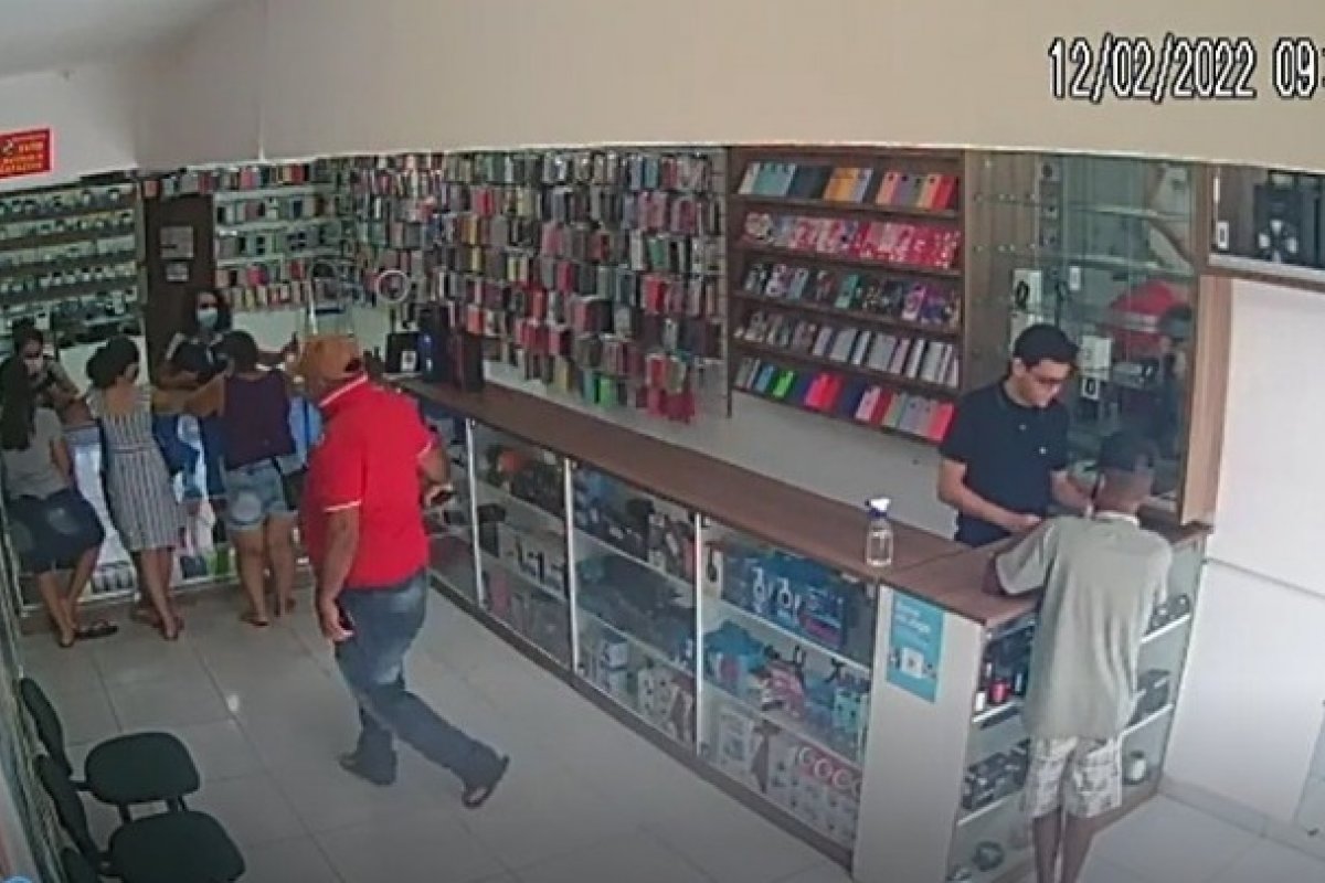Vídeo: suspeitos assaltam loja de celulares e eletrônicos na Bahia 