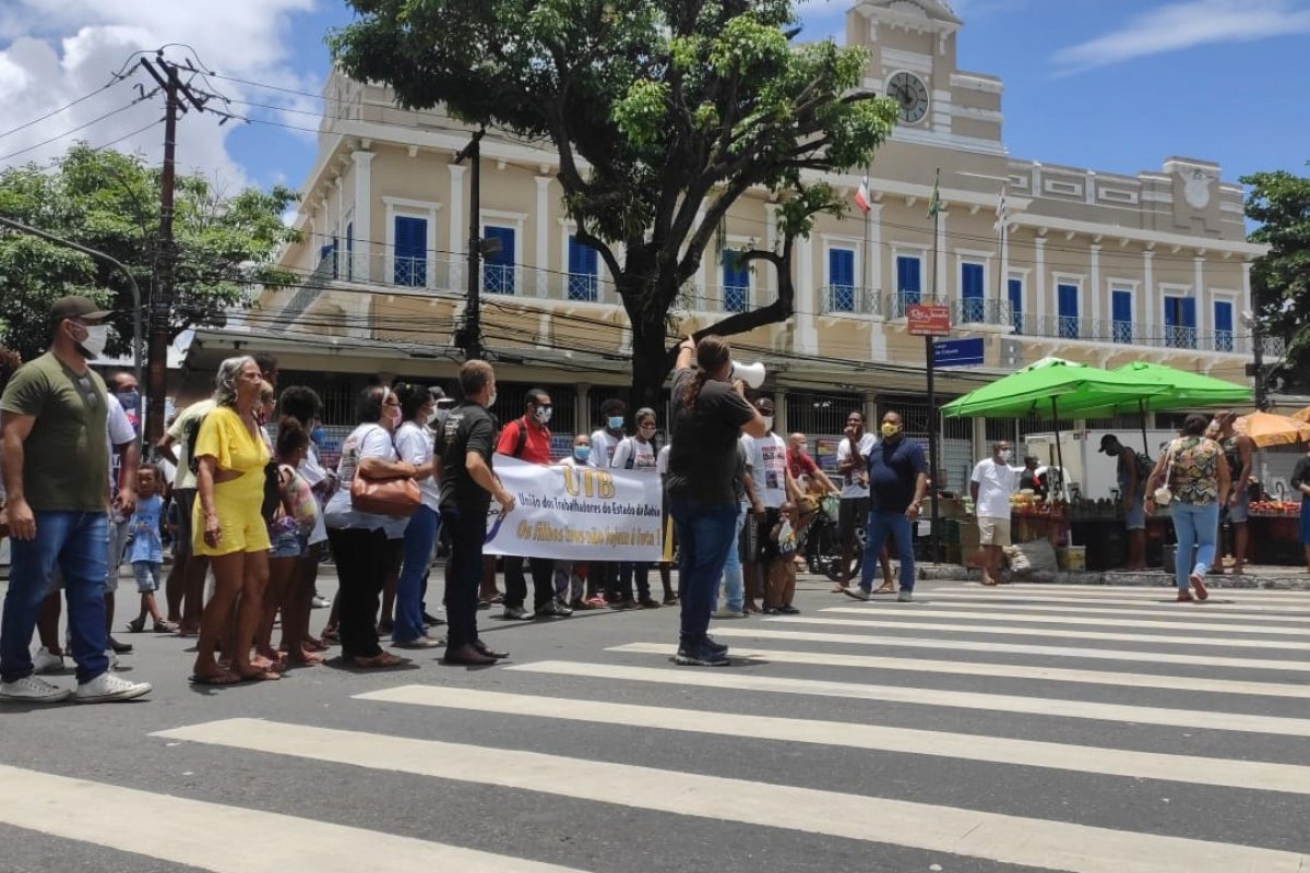 Vídeo: 'Rui Costa foi irresponsável', diz entidades em protesto contra desativação do trem no Subúrbio de Salvador