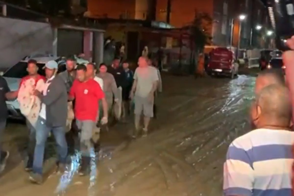 Vídeo: número de mortos sobe para 34 após enchentes em Petrópolis (RJ)