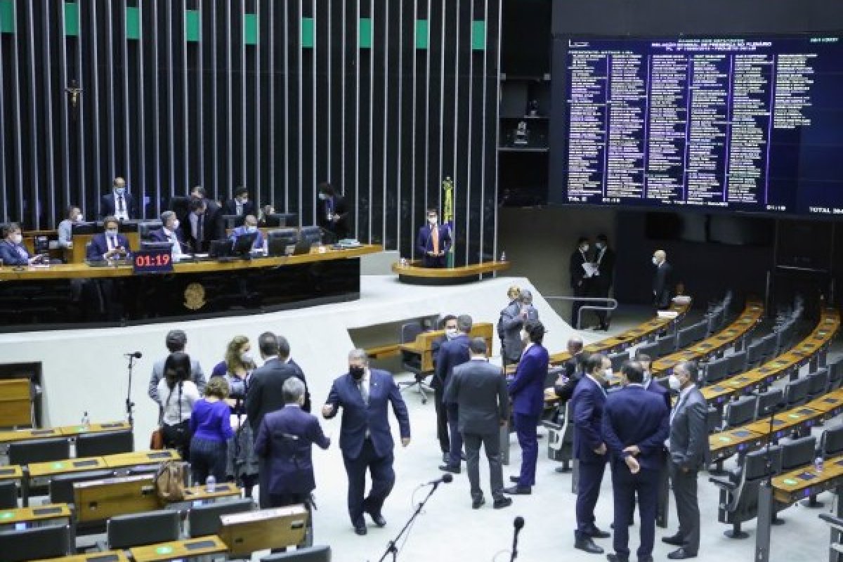 Câmara aprova PEC que altera idade máxima para indicações aos tribunais superiores