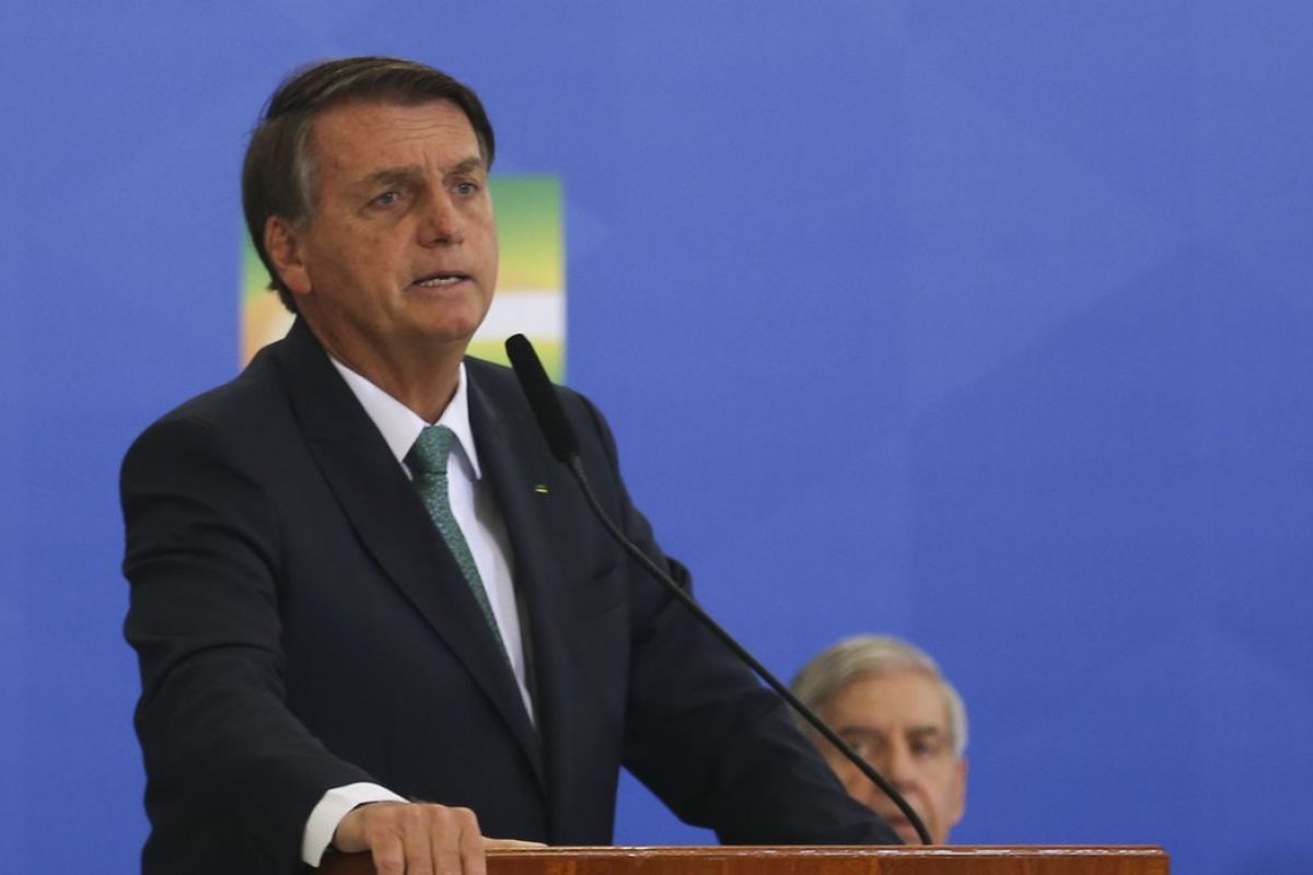 Petrópolis: Governo abrirá crédito especial para atender vítimas das chuvas, afirma Bolsonaro