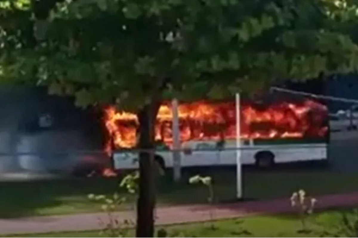 Ônibus é incendiado durante protesto no bairro das 7 Portas, em Salvador