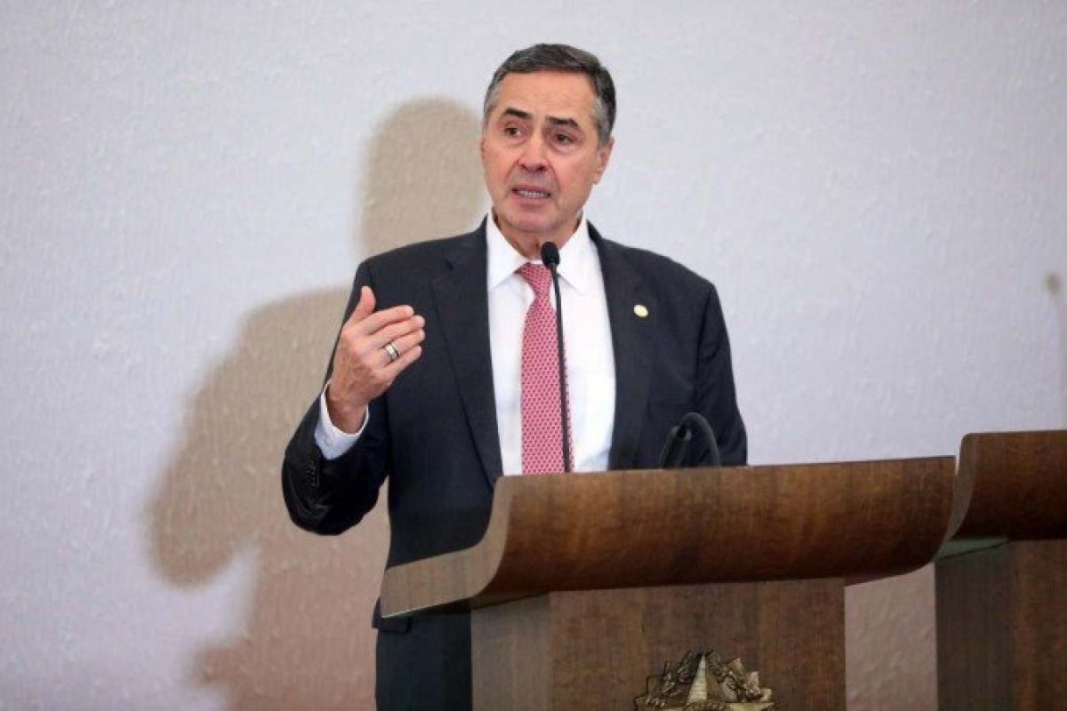 Após acordo com o TSE, Barroso diz que plataformas digitais estão mais "cooperativas" no combate à fake news