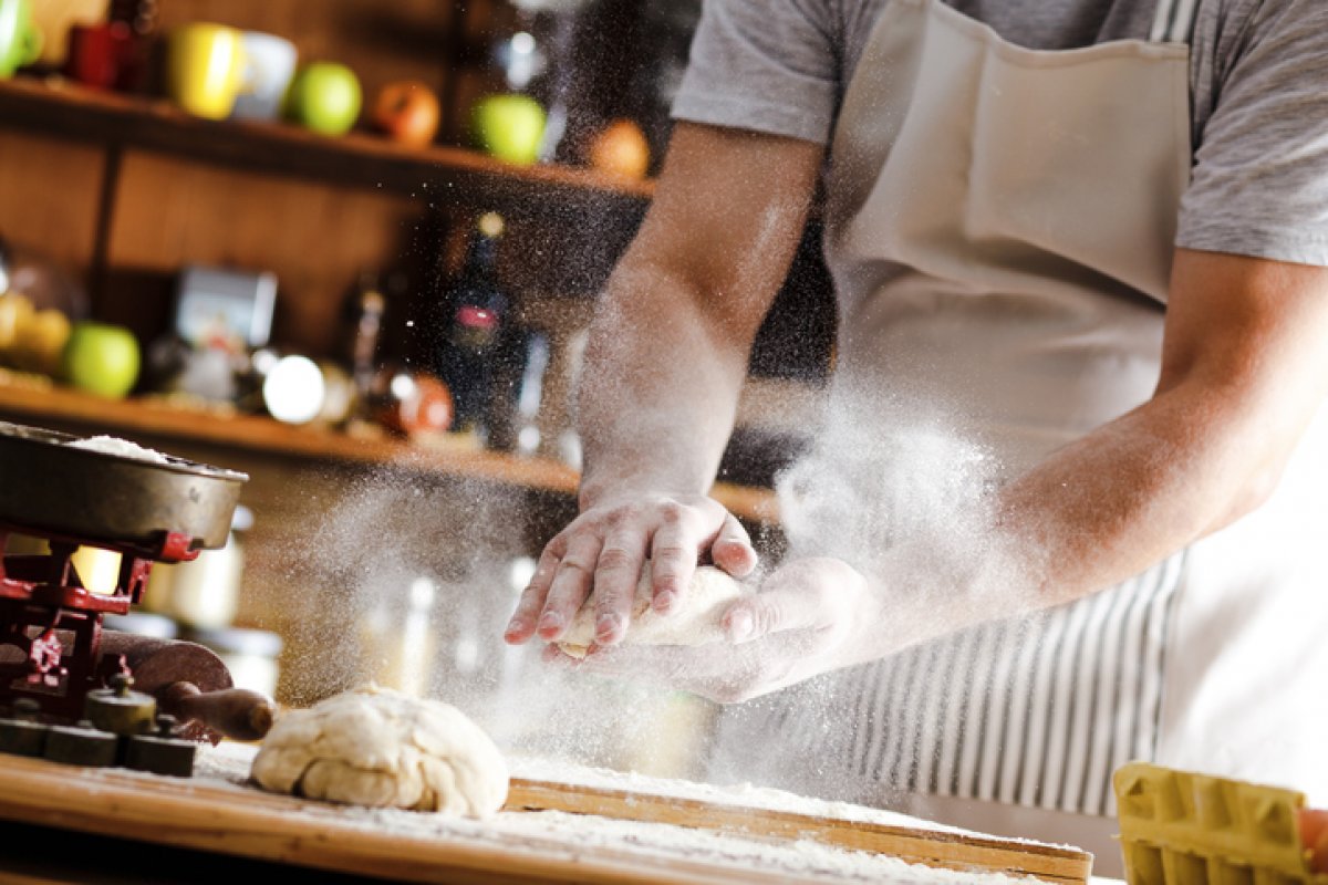 Vagas para cozinheiro, professor e pizzaiolo são ofertadas nesta quinta (17) em Salvador