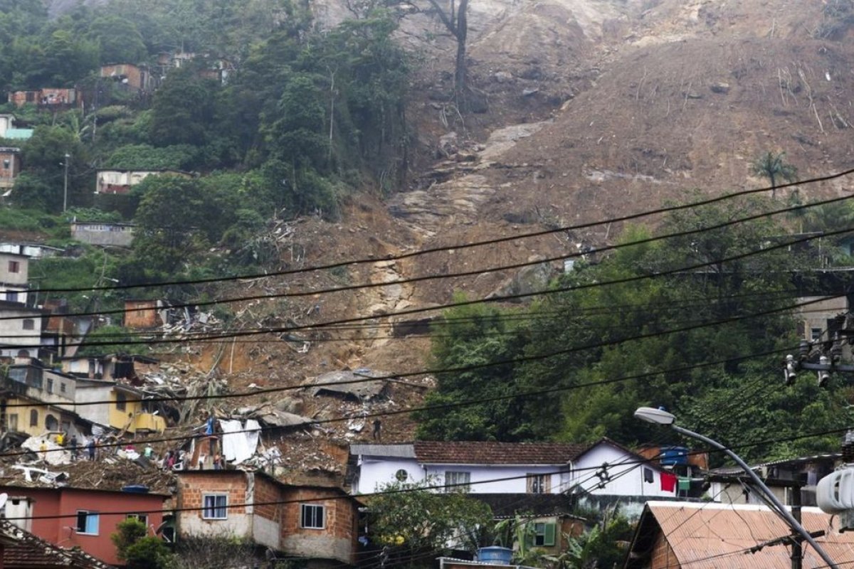 Novas chuvas e alagamentos atingem Petrópolis nesta quinta (17)