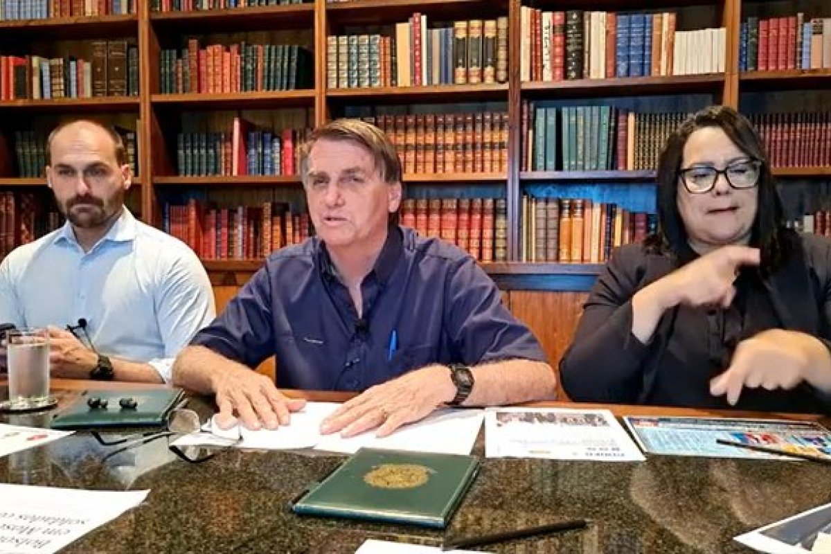 "Não fomos para tomar partido de ninguém", afirma Bolsonaro após viagem à Rússia