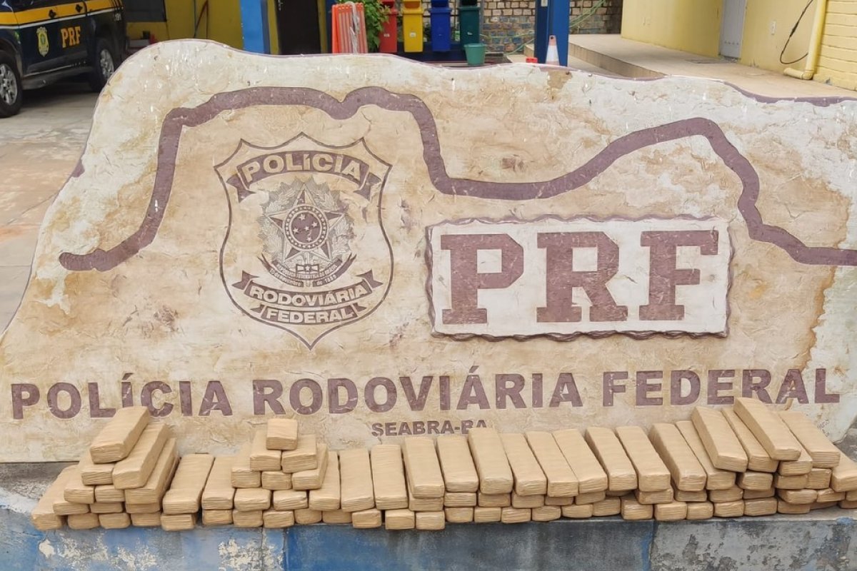Homens são presos após serem flagrados com 76,7kg de maconha dentro de carro na BR-242, no interior da BA
