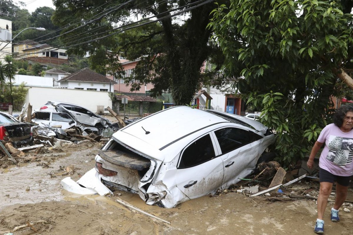Prefeito de Petrópolis diz que tem 'responsabilidade parcial' em tragédia na cidade