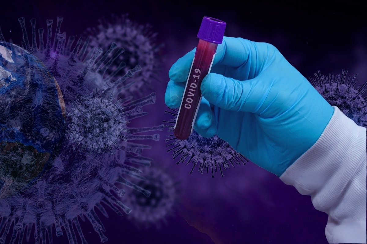 Média de casos de Covid-19 cai e aponta enfraquecimento da Ômicron no Brasil	