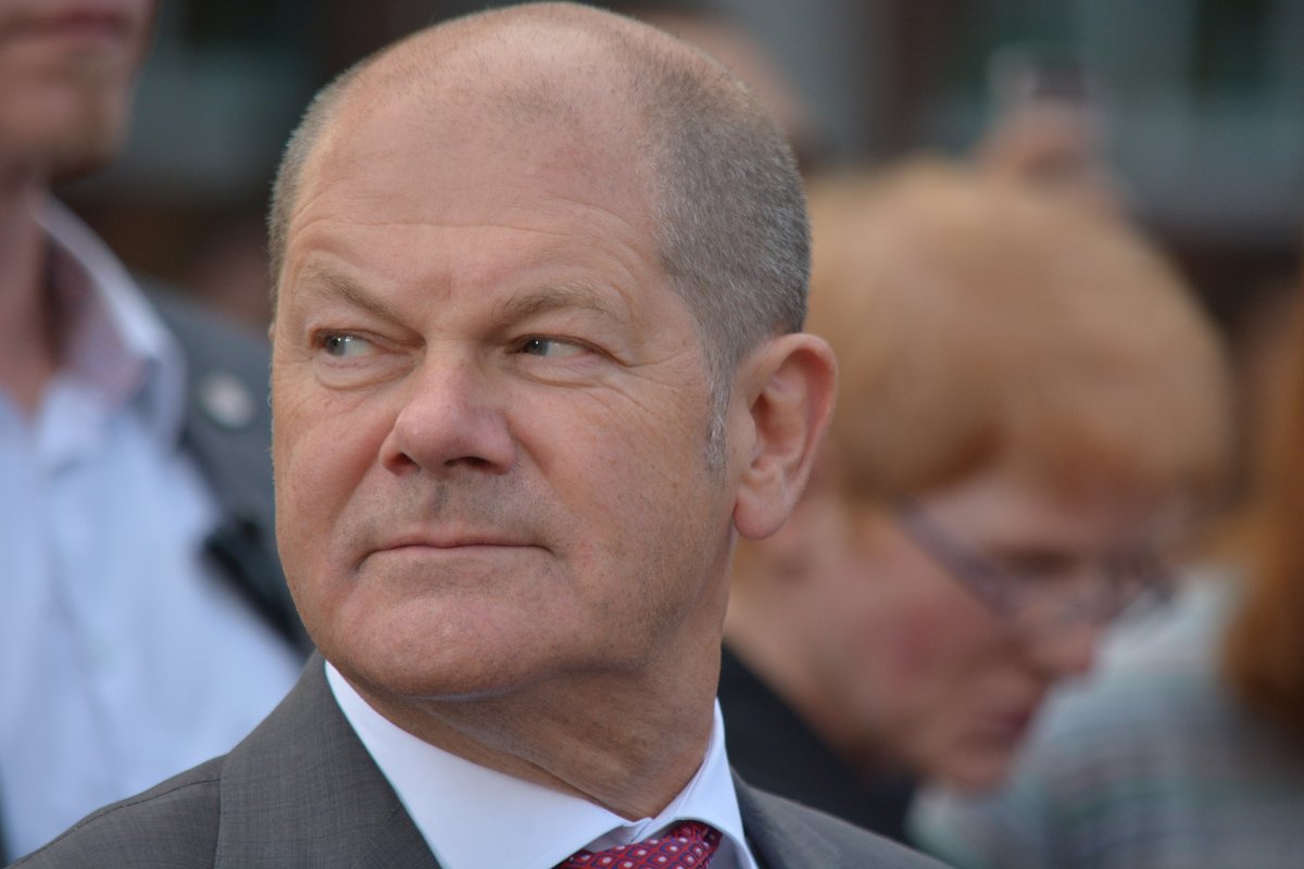 Olaf Scholz  suspende licenciamento de gasoduto da Rússia