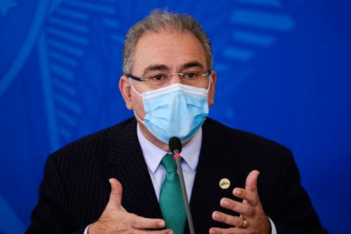 Queiroga aplica primeira vacina produzida 100% no Brasil