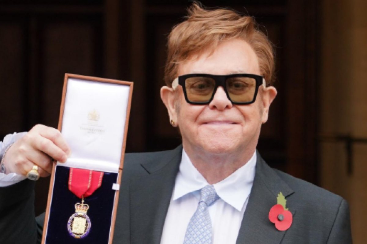 Jatinho com Elton John tem pane hidráulica e faz pouso de emergência na Irlanda