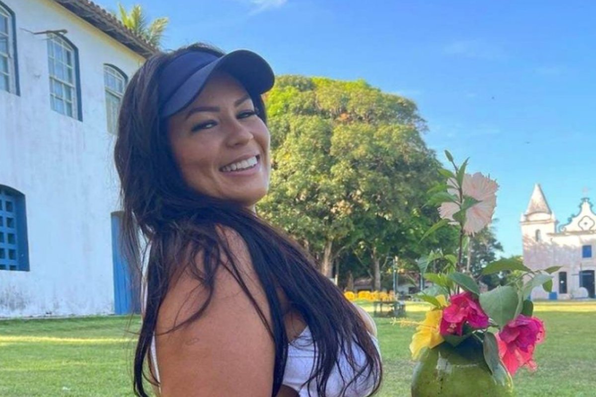 Mulher bate moto em árvore e morre no interior da Bahia 