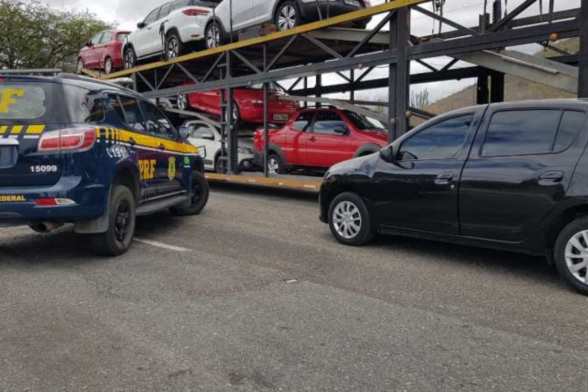 PRF encontra veículo furtado de locadora no compartimento de carga em um caminhão cegonha
