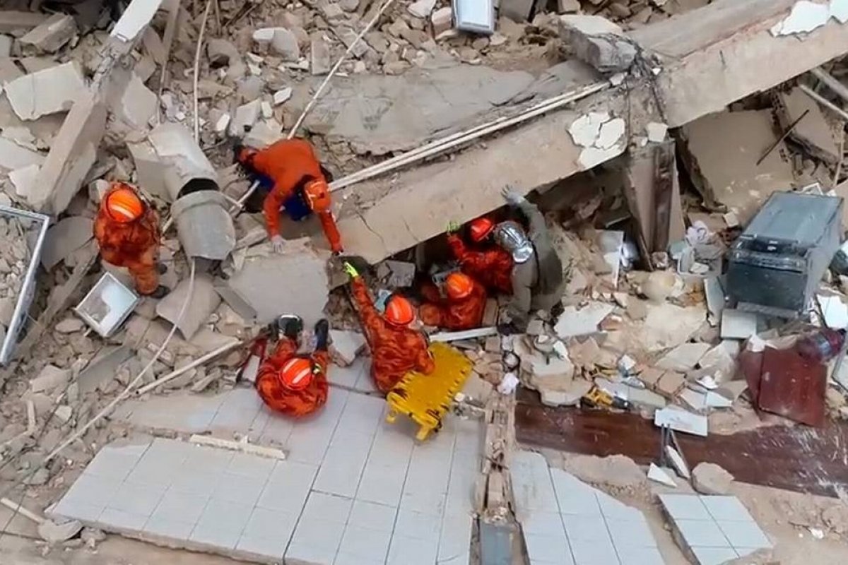 Mais uma vítima morta é encontrada em destroços de edifício que desabou em Fortaleza