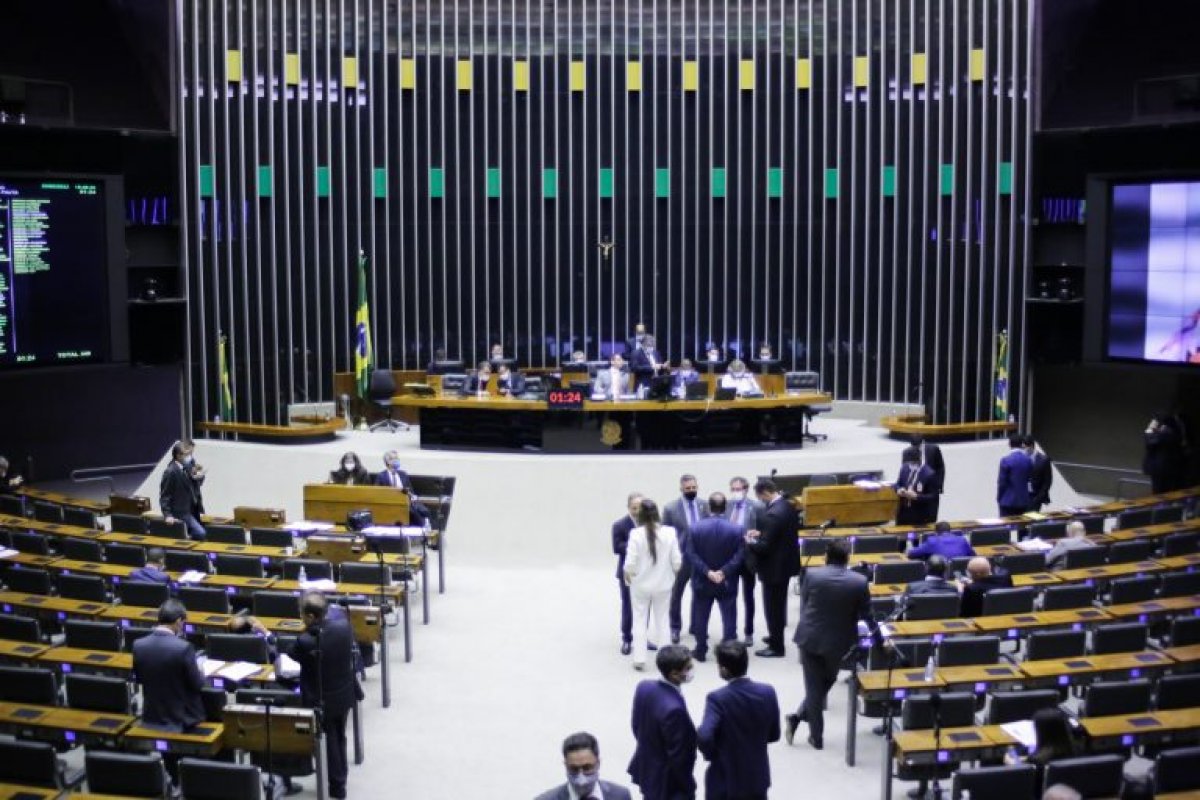 Câmara aprova projeto que permite SUS discordar da Anvisa sobre aplicação de medicamentos