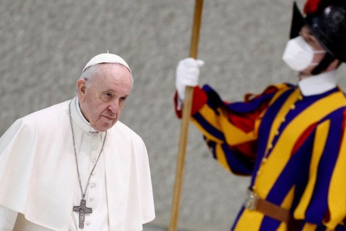 Papa Francisco visita embaixada da Rússia e fala de preocupação por guerra na Ucrânia 