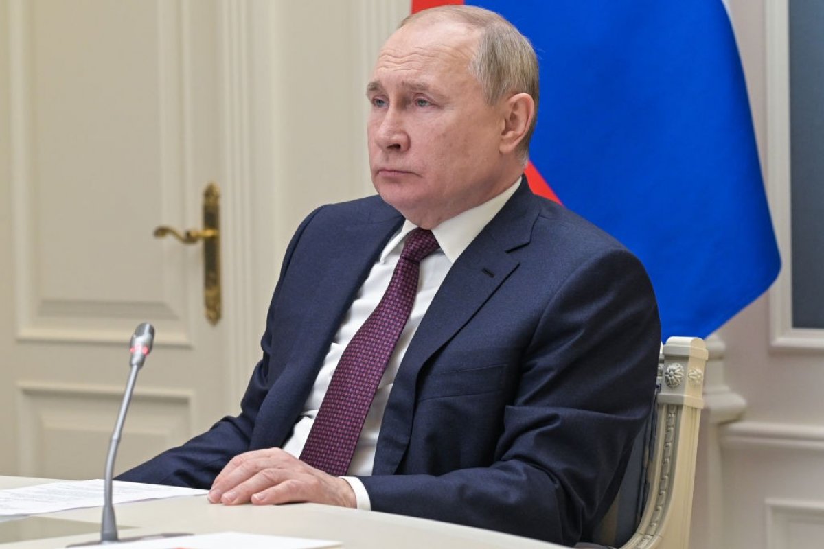 Putin ordena que equipes de armas nucleares fiquem em posição de alerta