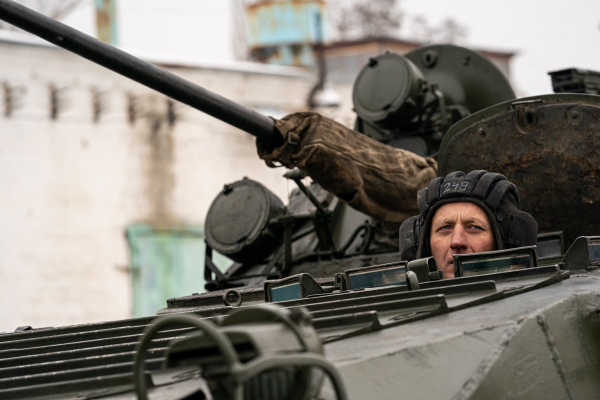 UE inicia entrega de armas para ajudar Ucrânia se defender das forças russas