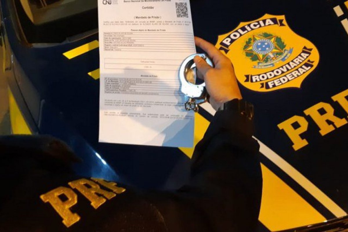 PRF prende homem acusado de tráfico de drogas com mandado de prisão em aberto, em Jequié