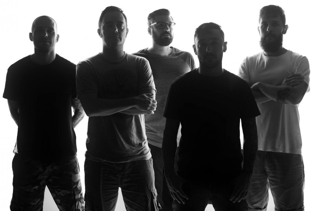 Em álbum de estreia, Nothing in Between reflete sobre condição humana