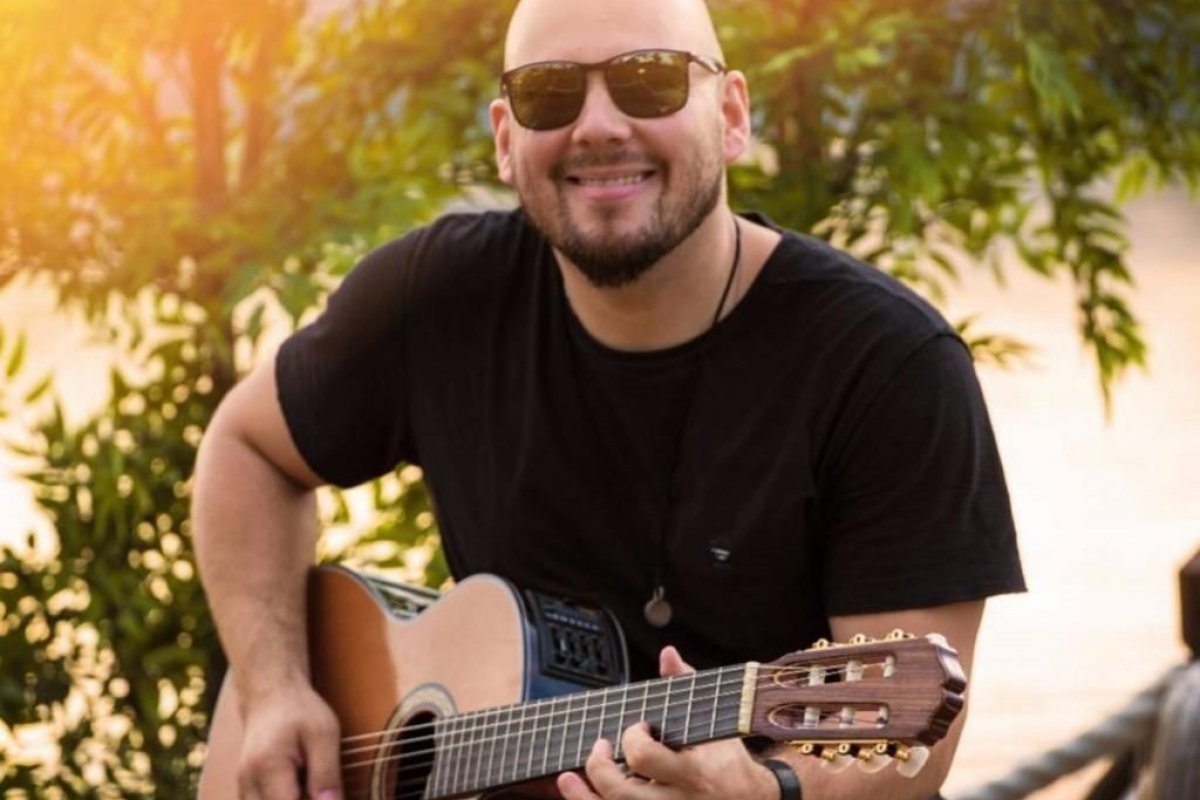 Compositor de hits premiados, Junior Melo investe na carreira de cantor e lança single “Do Seu Jeito” 