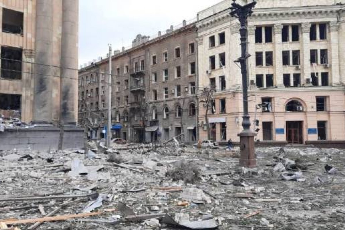 Guerra: prédio do governo ucraniano é bombardeado na segunda maior cidade do país