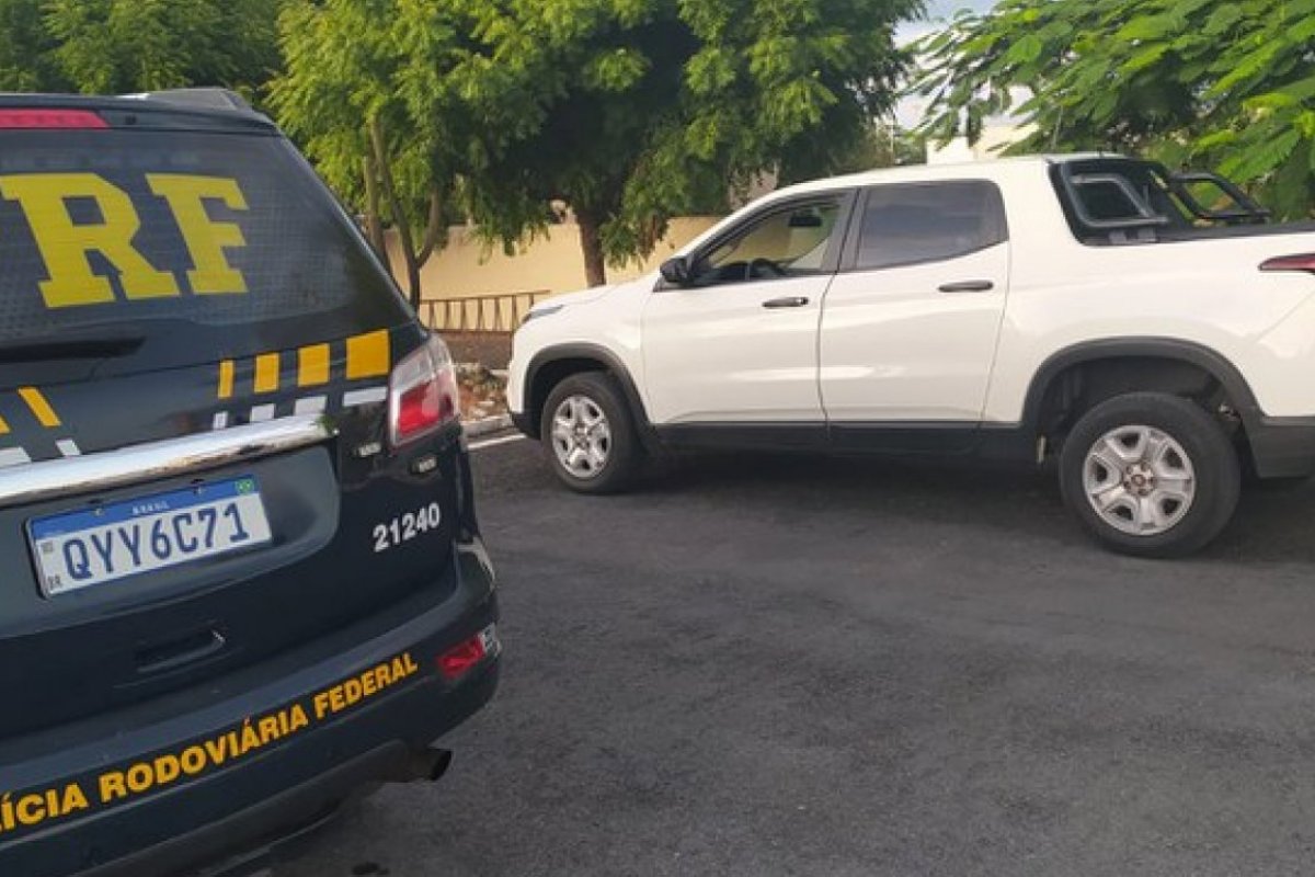 Carro roubado de locadora de Pernambuco é recuperado pela PRF e PM na Bahia 