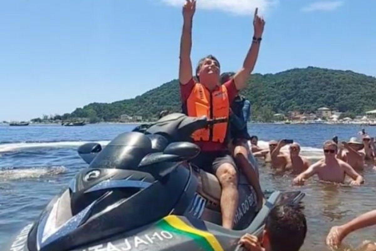 'Eu desconheço. Tem como levantar aí?', diz Bolsonaro sobre custo de férias em Santa Catarina