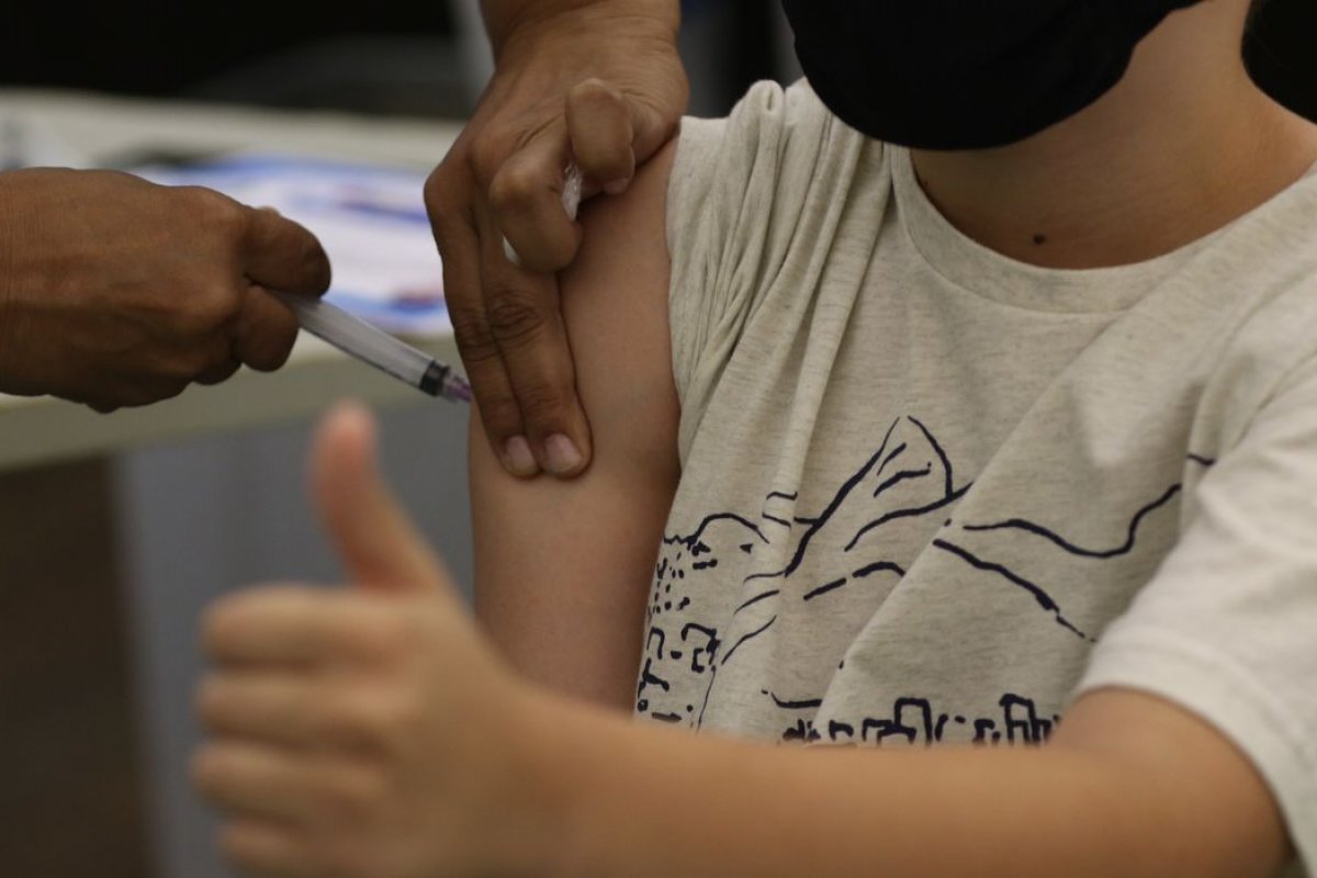 Ômicron: estudo aponta que vacina da Pfizer é menos eficaz em crianças mais novas do que em adultos