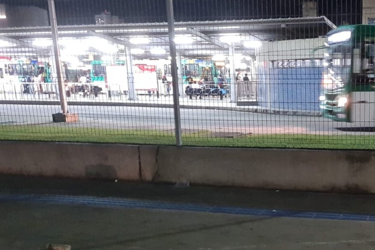 Homem é morto a tiros na Rótula do Abacaxi, próximo à estação de transbordo,  em Salvador