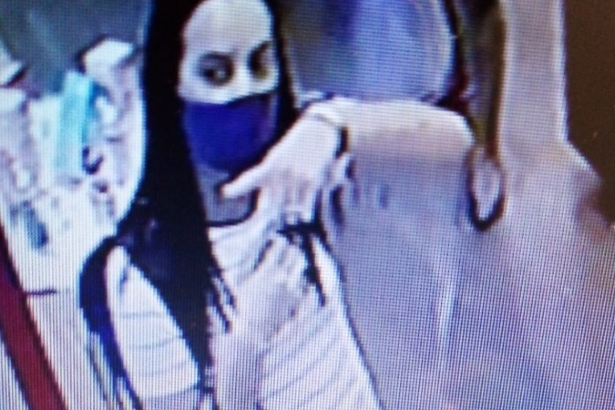 Vídeo: mulher distrai vendedores e furta perfumes de loja em shopping de Salvador 
