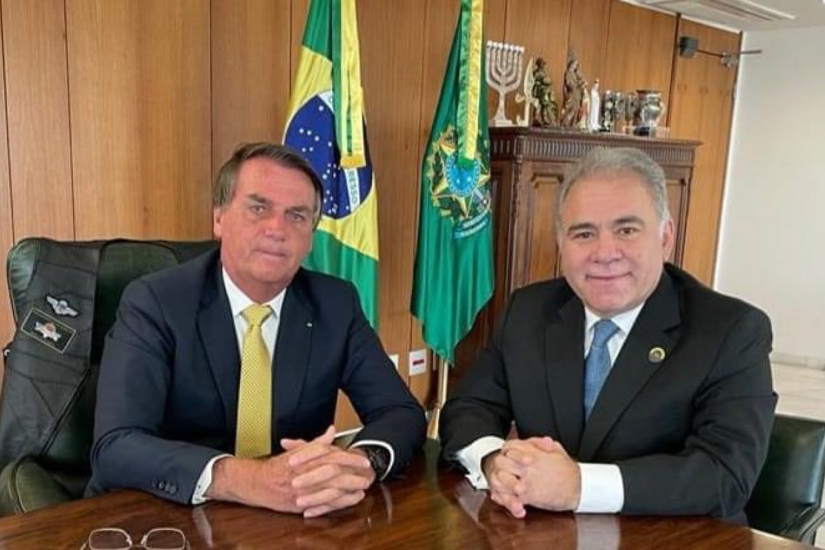 Bolsonaro diz que Queiroga estuda rebaixar para endemia situação da Covid-19 no Brasil