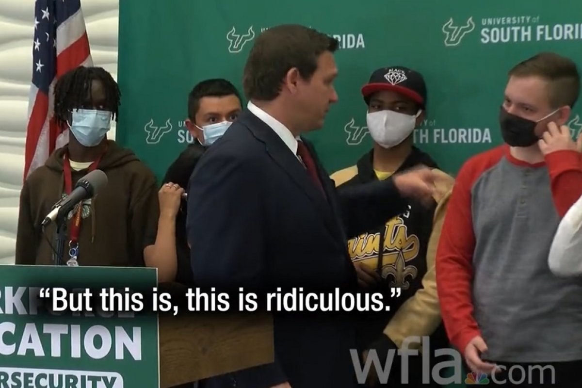 Vídeo: governador da Flórida pede para alunos tirarem máscaras durante entrevista coletiva e afirma: "Temos que parar com esse teatro Covid"