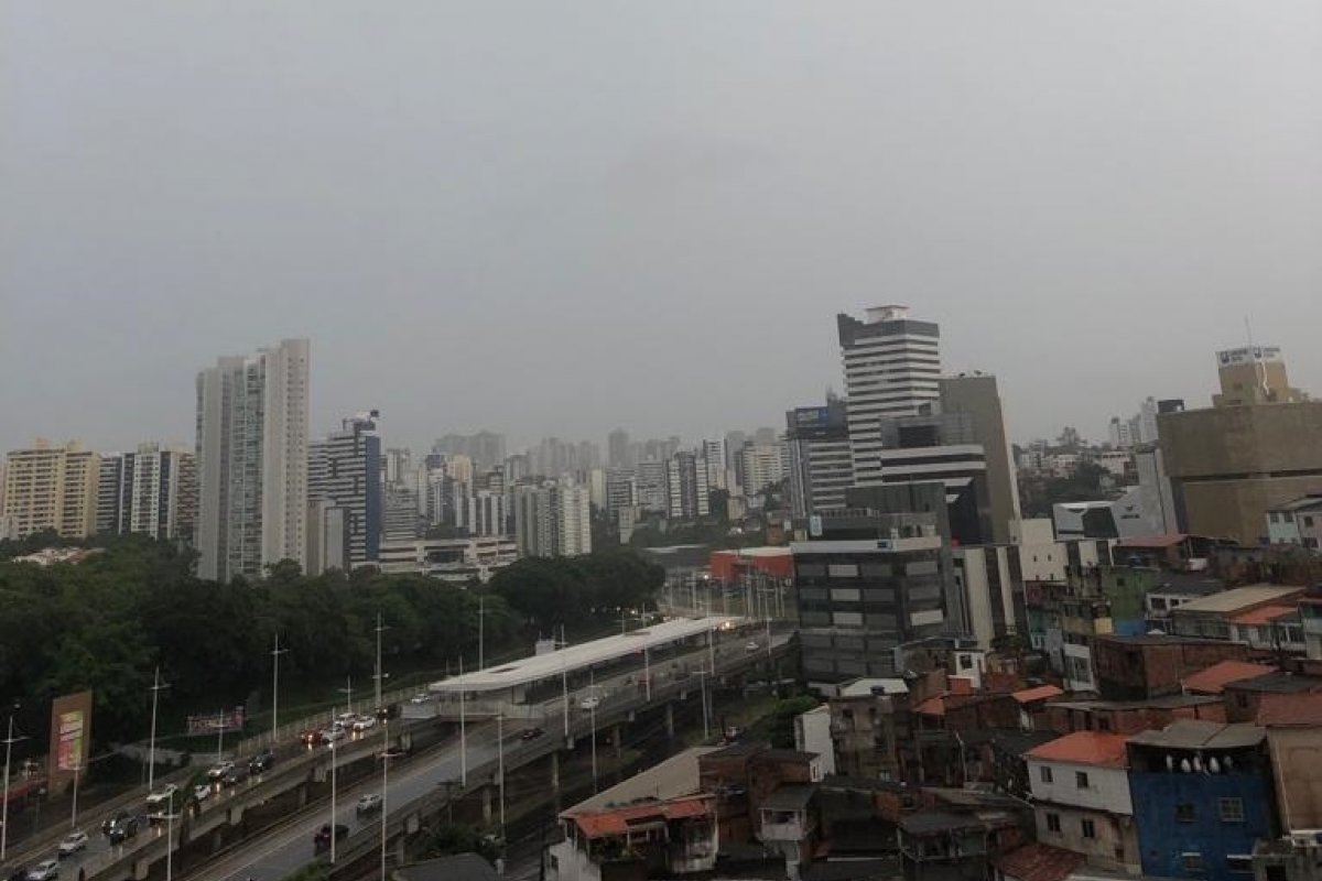 Prefeitura de Salvador informa que frente fria deve permanecer durante o fim de semana