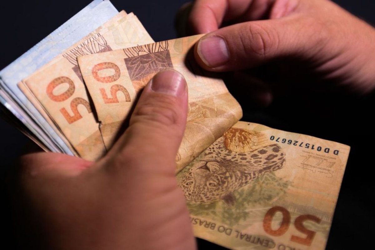 CNC aponta maior número de famílias com contas atrasadas em 12 anos 