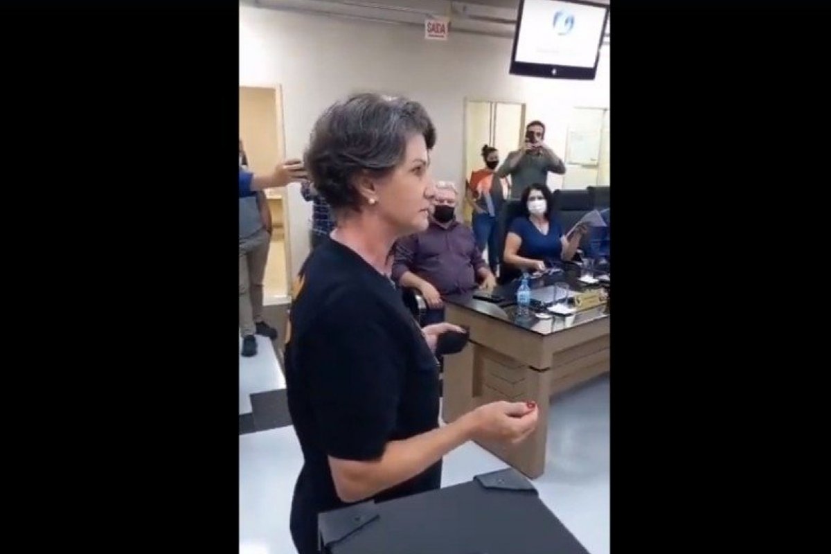 Vídeo: mãe afirma que tem provas de que filho morreu após receber vacina AstraZeneca contra Covid-19