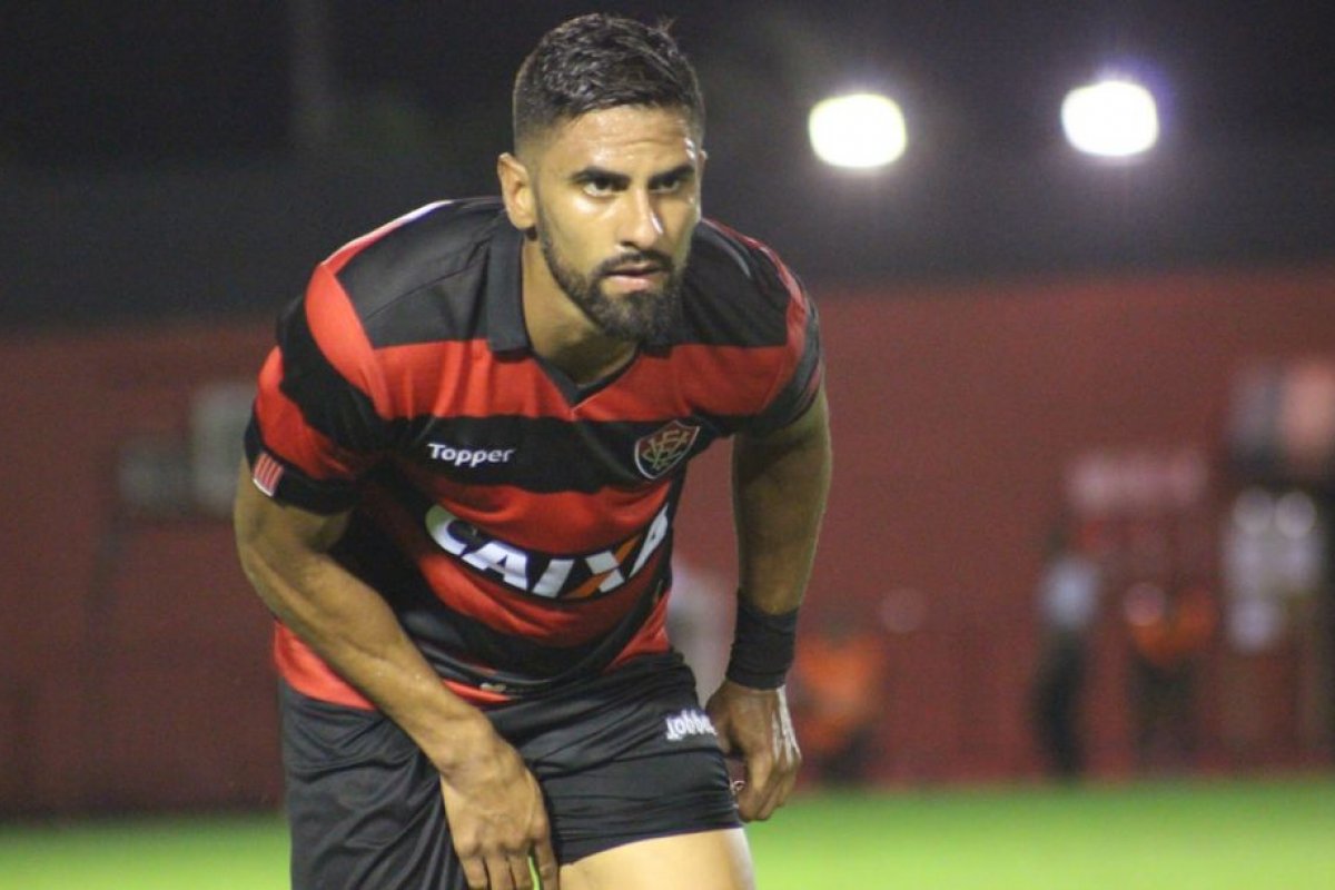 De volta ao Vitória, Trellez é regularizado e liberado para atuar pelo time