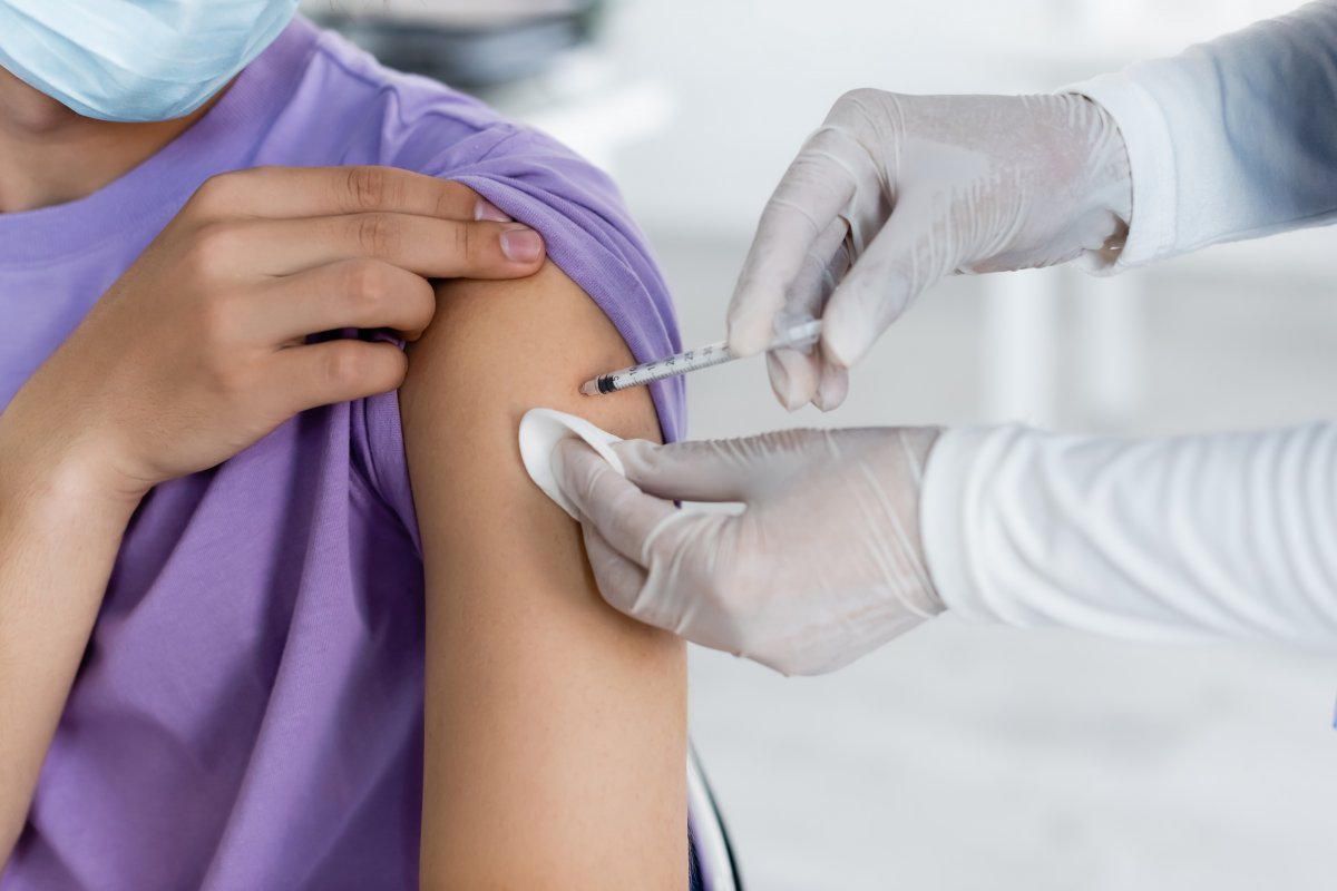 Menos de 4 entre 10 meninos tomam duas doses de vacina contra HPV apesar de gratuidade no SUS  