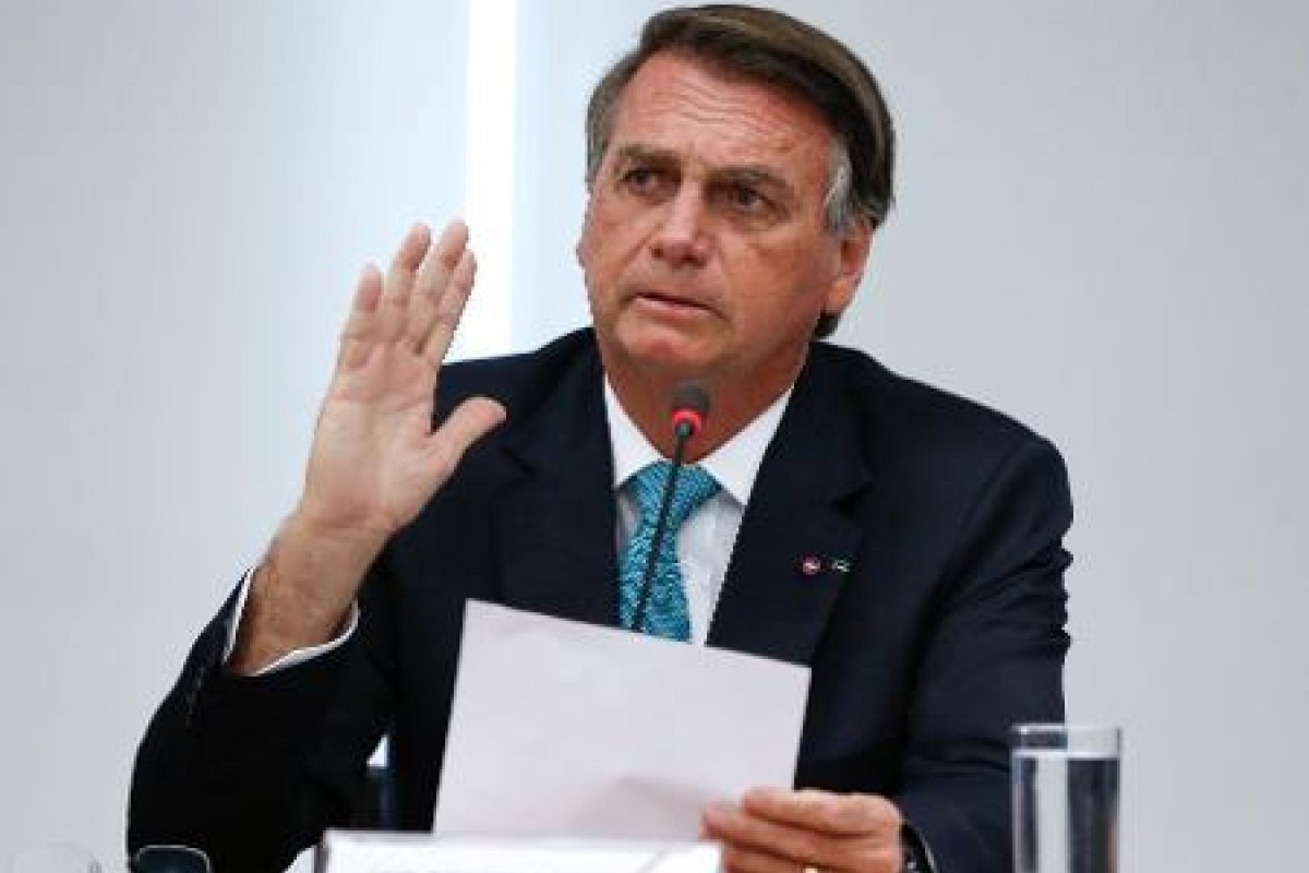 Bolsonaro convoca reunião em busca de alternativas junto a Petrobras para preços de combustíveis 