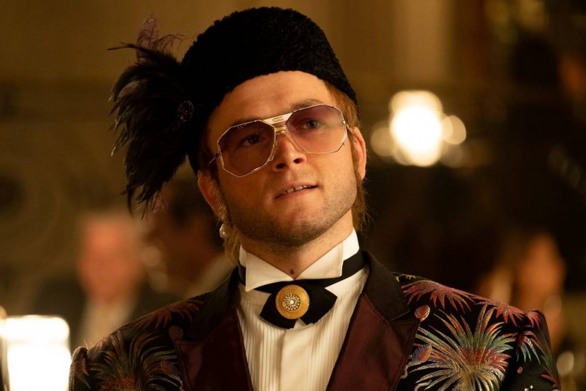 Famoso por interpretar Elton John, ator tem colapso nervoso e desmaia em estreia de peça, em Londres