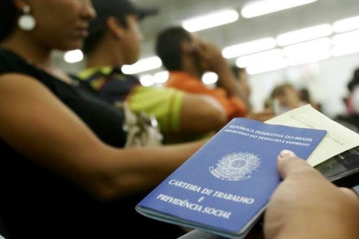 Mulheres foram as que mais sofreram com desemprego em 2021