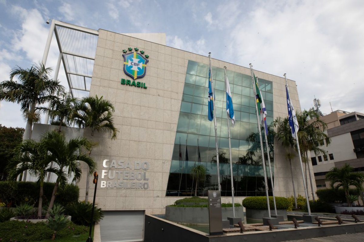 Confederação Brasileira de Futebol (CBF) demite dois diretores