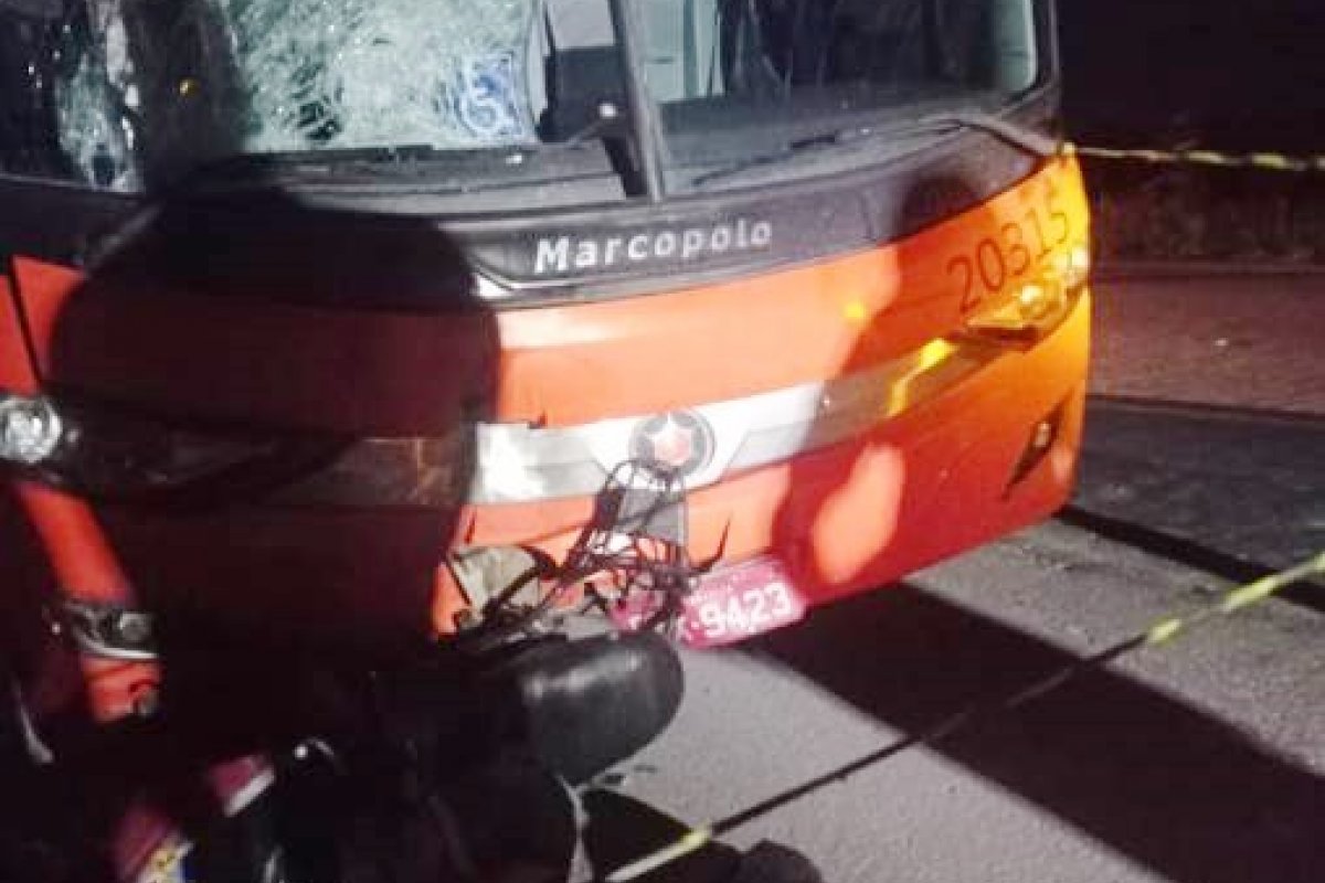 Idoso morre após colisão entre moto e ônibus em município baiano