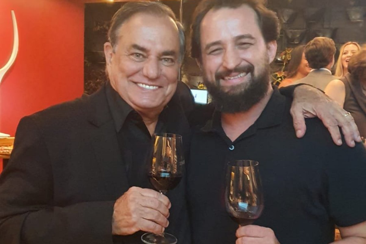 Ele voltou! Zahil patrocina novo programa de Ronnie Von  
