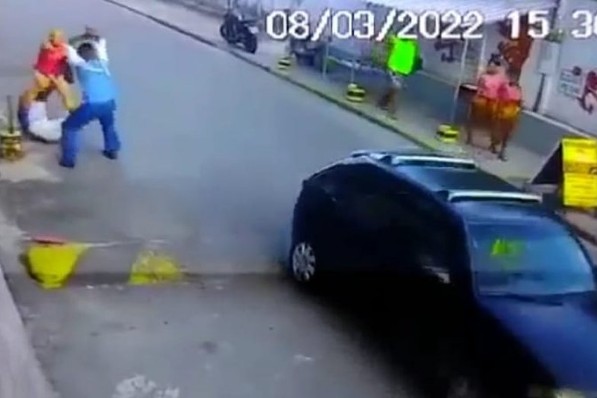 Vídeo: homem é agredido com barra de ferro em rua no bairro Vila Canária, em Salvador 