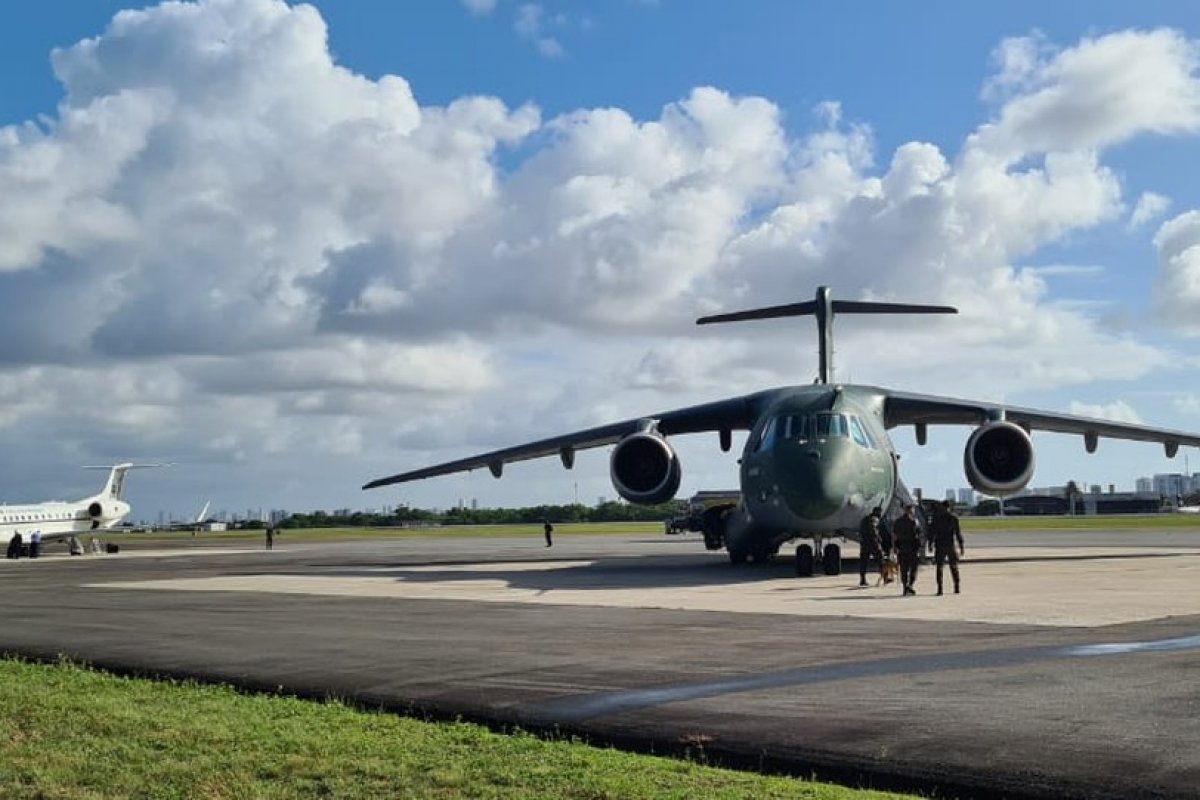  Avião da FAB pousa em Recife com brasileiros e estrangeiros vindos da Ucrânia