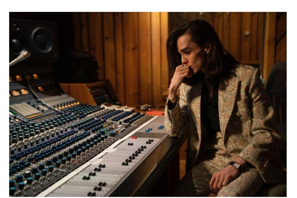 Ator e cantor brasileiro Darwin del Fabro regrava Tom Jobim com olhar moderno e novo   