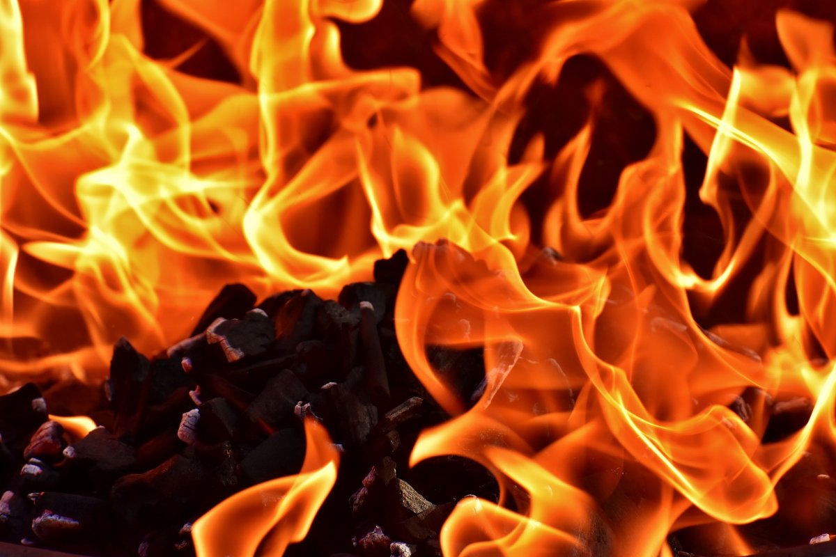 Incêndio atinge imóvel em Salvador e deixa jovem ferido